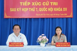 Trưởng Ban Tuyên giáo Trung ương Nguyễn Trọng Nghĩa và Phó trưởng Đoàn đại biểu Quốc hội tỉnh Tây Ninh Hoàng Thị Thanh Thúy chủ trì Hội nghị tiếp xúc cử tri thành phố Tây Ninh. (Ảnh: Minh Phú/TTXVN)