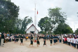 Nhân dân và du khách gần xa tập trung tại Nhà Văn hóa Cộng đồng buôn Hring, xã Ea H’đing, huyện Cư M’gar, tỉnh Đắk Lắk để tham gia Lễ hội. (Ảnh: Hoài Thu/TTXVN)