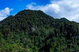 Hang Táu nằm biệt lập trong thung lũng, bao quanh bốn bề là núi cao. (Ảnh: Phạm Tuấn Anh/TTXVN)