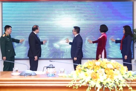 Các đại biểu thực hiện nghi thức phát động Giải thưởng ảnh và video clip 'Công nghệ từ trái tim - Technology with heart.' (Ảnh: An Đăng/TTXVN)