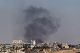 Khói bốc lên sau cuộc không kích của Israel xuống thành phố Rafah, Dải Gaza ngày 14/5. (Ảnh: THX/TTXVN)