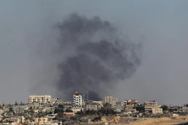 Khói bốc lên sau cuộc không kích của Israel xuống thành phố Rafah, Dải Gaza ngày 14/5. (Ảnh: THX/TTXVN)
