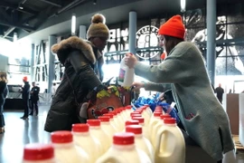 Sữa được phân phối cho công nhân tại Brooklyn, New York, Mỹ. (Ảnh: AFP/TTXVN)