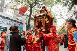 Nghi thức rước kiệu thánh tại lễ hội. (Ảnh: Kế Tùng/TTXVN phát)
