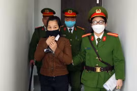 Bị cáo Nguyễn Thị Hà Thành đến phiên tòa xét xử sơ thẩm hồi năm 2022. (Ảnh: Phạm Kiên/TTXVN)