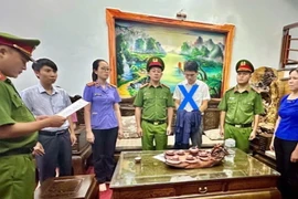 Công bố lệnh bắt bị can để tạm giam đối với Nguyễn Trọng Thức, Phó giám đốc Sở Công Thương tỉnh Lai Châu. (Ảnh: TTXVN phát)