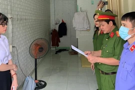 Cơ quan Cảnh sát điều tra Công an thành phố Biên Hòa thi hành Lệnh khởi tố bị can, Lệnh khám xét nơi ở của Lâm Thị Ngọc Tuyền. (Ảnh: Đình Biên/TTXVN phát)