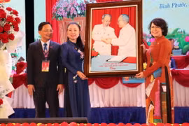 Phó Chủ tịch Ủy ban Trung ương Mặt trận Tổ quốc Việt Nam Tô Thị Bích Châu tặng quà lưu niệm, chúc mừng Đại hội đại biểu Mặt trận Tổ quốc Việt Nam tỉnh Bình Phước khóa X, nhiệm kỳ 2024-2029. (Ảnh: Nhật Bình/TTXVN)