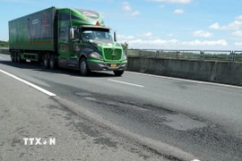 Một đoạn tuyến đường cao tốc Đà Nẵng-Quảng Ngãi bị bong bật mặt đường. (Ảnh: TTXVN)