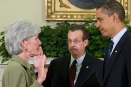 Bà Kathleen Sebelius (trái) trong buổi tuyên thệ nhậm chức Bộ trưởng Y tế và Dịch vụ con người trước sự chứng kiến của Tổng thống Barack Obama (phải). (Nguồn: AFP/TTXVN)
