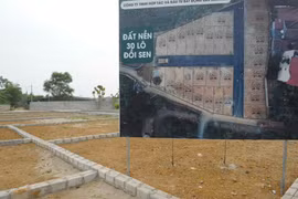Bảng giới thiệu về khu đất để hấp dẫn người mua. (Nguồn ảnh: TTXVN) 