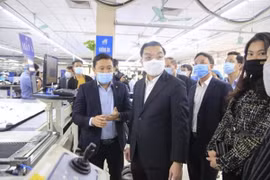 Chủ tịch Ủy ban nhân dân Thành phố Hà Nội Chu Ngọc Anh kiểm tra công tác phòng, chống dịch trên địa bàn quận Long Biên. (Ảnh: Vietnam+)