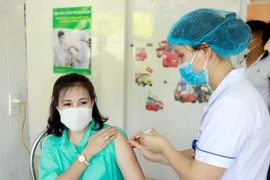 Tiêm vaccine phòng COVID-19 cho các đối tượng ưu tiên tại Trung tâm y tế thành phố Vĩnh Yên, tỉnh Vĩnh Phúc. (Ảnh: Hoàng Hùng/TTXVN)
