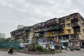 Hai chung cư G6a, G6b thuộc phường Thành Công, quận Ba Đình được liệt vào loại D cần phải được sửa chữa, nâng cấp. (Ảnh: Hùng Nguyễn/Vietnam+)