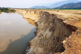 Hoạt động khai thác cát gây sạt lở bờ sông nghiêm trọng tại tỉnh Đắk Lắk. (Ảnh: Hùng Võ/Vietnam+)
