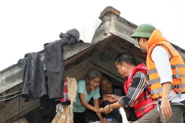 Trao quà hỗ trợ gia đình bà Phan Thị Sỹ ,thôn Trung Thượng, xã Phương Mỹ, huyện Hương Khê, Hà Tĩnh. (Ảnh: Hoàng Ngà/TTXVN)