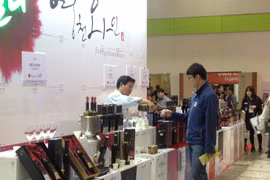 Khách tham quan thích thú thưởng thức các hương vị của vang vùng Yeongcheon. (Ảnh: PV/Vietnam+)