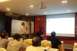 Giáo sư Lưu Duẩn, Phó chủ tịch kiêm Tổng thư ký Hội Khoa học và Công nghệ lương thực, giới thiệu các hoạt động của VAFoST, FIFSTA, IUFoST liên quan đến các giải thưởng. (Ảnh: PV/Vietnam+)