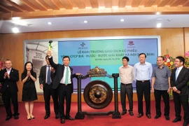 Habeco đánh cồng khai trương giao dịch cổ phiếu BHN. (Ảnh: HNX)