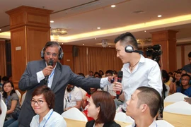 Diễn giả Bharat Avalani giao lưu cùng khán giả. (Ảnh: PV/Vietnam+)