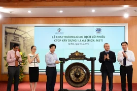 Đánh cồng khai trương phiên giao dịch đầu tiên của cổ phiếu MST (Ảnh: HNX)