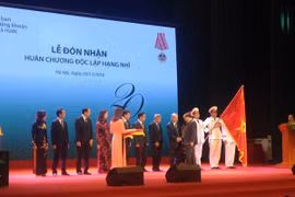Ủy ban Chứng khoán Nhà nước đón nhận Huân chương Độc lập hạng Nhì. (Ảnh: TTXVN)