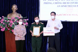 Thành phố Hồ Chí Minh ra mắt Trung tâm tiếp nhận và hỗ trợ hàng hóa thiết yếu phục vụ người dân khó khăn bởi dịch bệnh COVID-19. (Ảnh: Xuân Khu/TTXVN)