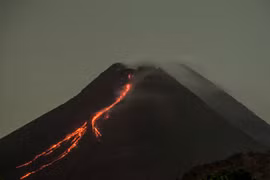 Dung nham phun trào từ miệng núi lửa Merapi ở Yogyakarta, Indonesia, ngày 19/2/2021. (Ảnh: THX/TTXVN)