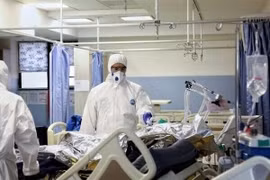 Nhân viên y tế điều trị cho bệnh nhân COVID-19 tại bệnh viện ở Iran. (Ảnh: IRNA/TTXVN)