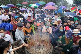 Đông đảo đồng bào thành kính dâng hương tưởng nhớ Tổ Mẫu Âu Cơ. (Ảnh : Trung Kiên/TTXVN)