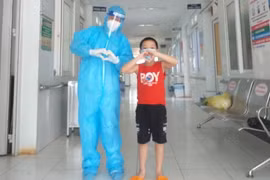 Những giây phút vui vẻ của nữ điều dưỡng Truyền cùng các cháu bé trong khu điều trị. (Ảnh: cand.com.vn) 