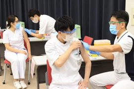 Nhân viên y tế tiêm vaccine phòng COVID-19 cho người dân tại Tokyo, Nhật Bản, ngày 5/3/2021. (Ảnh: AFP/TTXVN)