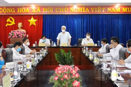 Bí thư Tỉnh ủy Bình Dương Nguyễn Văn Lợi chỉ đạo tại hội nghị triển khai phòng, chống dịch và duy trì sản xuất kinh doanh trên địa bàn tỉnh Bình Dương. (Ảnh: Dương Chí Tưởng/TTXVN)