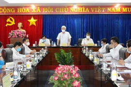 Bí thư Tỉnh ủy Bình Dương Nguyễn Văn Lợi chỉ đạo tại hội nghị triển khai phòng, chống dịch và duy trì sản xuất kinh doanh trên địa bàn tỉnh Bình Dương. (Ảnh: Dương Chí Tưởng/TTXVN)