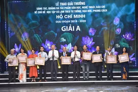 Nhà thơ Hữu Thỉnh (thứ 3 từ phải sang) và các tác giả giành giải A Cuộc vận động sáng tác, quảng bá tác phẩm văn học, nghệ thuật, báo chí về chủ đề “Học tập và làm theo tư tưởng, đạo đức, phong cách Hồ Chí Minh” giai đoạn 2018-2020