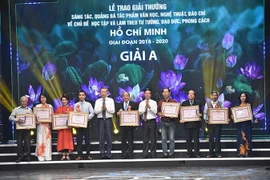 Nhà thơ Hữu Thỉnh (thứ 3 từ phải sang) và các tác giả giành giải A Cuộc vận động sáng tác, quảng bá tác phẩm văn học, nghệ thuật, báo chí về chủ đề “Học tập và làm theo tư tưởng, đạo đức, phong cách Hồ Chí Minh” giai đoạn 2018-2020