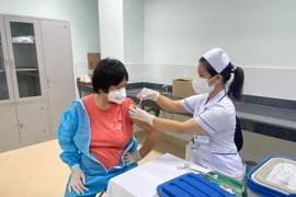 Tiêm vaccine phòng COVID-19 tại điểm tiêm bệnh viện Bà Rịa. (Ảnh: Hoàng Nhị/TTXVN)