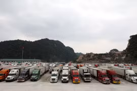 Xe chờ thông quan hàng hóa tại bãi xe cửa khẩu Tân Thanh. (Ảnh: Phạm Hậu/TTXVN)