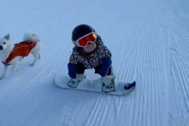 Bé gái Wang Yuji 11 tháng tuổi trượt tuyết. (Nguồn: Weibo/Lizhi news)