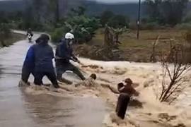 Người dân hỗ trợ đưa nạn nhân lên bờ. Ảnh chụp từ clip. (Nguồn: baovephapluat.vn)