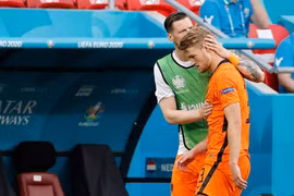 Cầu thủ Matthijs de Ligt (phải), đội Hà Lan rời sân sau khi nhận thẻ đỏ do dùng tay cản bóng trong trận đấu với CH Séc tại vòng 16 đội, Vòng chung kết EURO 2020. (Ảnh: AFP/TTXVN)