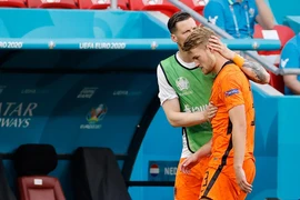Cầu thủ Matthijs de Ligt (phải), đội Hà Lan rời sân sau khi nhận thẻ đỏ do dùng tay cản bóng trong trận đấu với CH Séc tại vòng 16 đội, Vòng chung kết EURO 2020. (Ảnh: AFP/TTXVN)