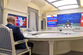 Tổng thống Nga Vladimir Putin nói chuyện với Tổng thống Thổ Nhĩ Kỳ Tayyip Erdogan và Tổng thống Iran Hassan Rouhani trong hội nghị trực tuyến về cuộc xung đột ở Syria ngày 1/7/2020. (Nguồn: Reuters)