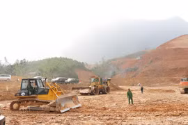 Các nhà thầu thi công hồ vượt lũ Cánh Tạng, tỉnh Hòa Bình. (Ảnh: Vũ Hà/TTXVN)