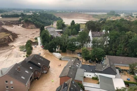Cảnh ngập lụt do mưa lũ tại Cologne, Đức ngày 16/7/2021. Ảnh: AFP/TTXVN 