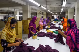 Công nhân may làm việc tại một nhà máy ở ngoại ô Dhaka, Bangladesh, ngày 18/6/2020. (Ảnh: AFP/TTXVN)