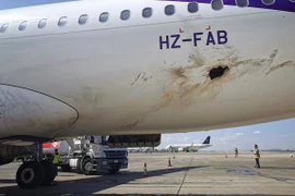 Máy bay bị thủng sau một vụ tấn công nhằm vào sân bay quốc tế Abha của Saudi Arabia, ngày 31/8/2021. (Ảnh: AFP/TTXVN)