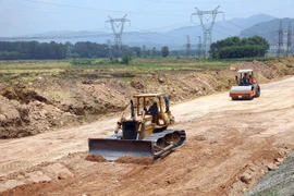 Thi công phần đường tại gói thầu số 8 trên địa bàn tỉnh Thừa Thiên-Huế. (Ảnh: Huy Hùng - TTXVN)