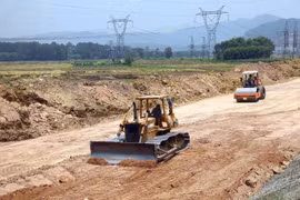 Thi công phần đường tại gói thầu số 8 trên địa bàn tỉnh Thừa Thiên-Huế. (Ảnh: Huy Hùng - TTXVN)