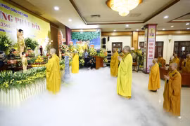 Các hòa thượng và chư tôn đức thực hiện nghi lễ tắm Phật đản sinh. (Ảnh: Minh Đức/TTXVN)